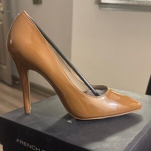 🔥NEW French Connection Patent Faux Leather Pointed Toe Pumps Size 7/EU 37.5🔥